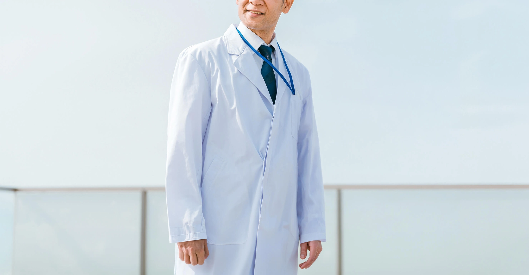 白衣を着た医師の上半身